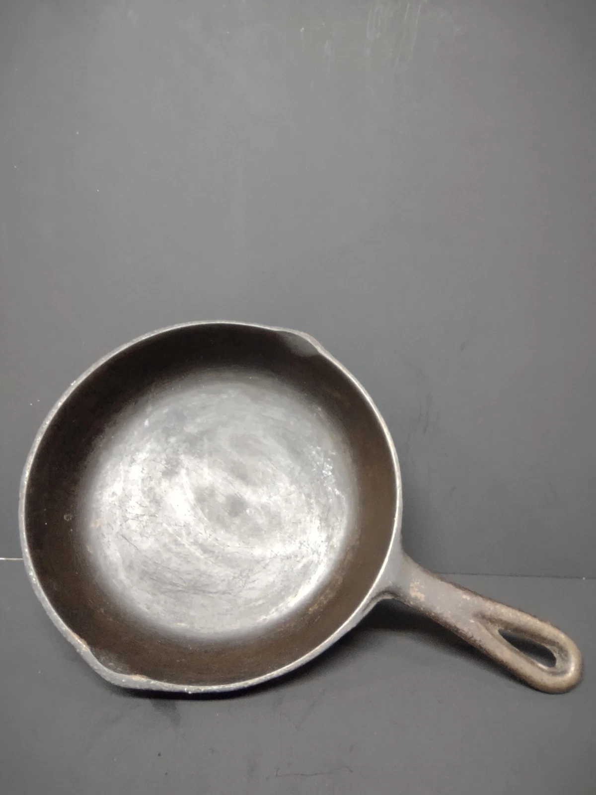 Vtg. 5y. 8" Cast Iron Skillet. Heat Ring Pan . U.S.A. Pre-owned.