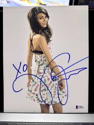 VICTORIA JUSTICE SIGNED PHOTO 8X10 SEXY FEET AUTOGRAPH VICTORIOUS BAS COA HOT 2