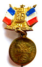 LOT OF 2 FRENCH WORLD WAR ONE MEDALS SOUVENIRS OF THE WAR PINS NICE LOT LQQK ! — photo 2