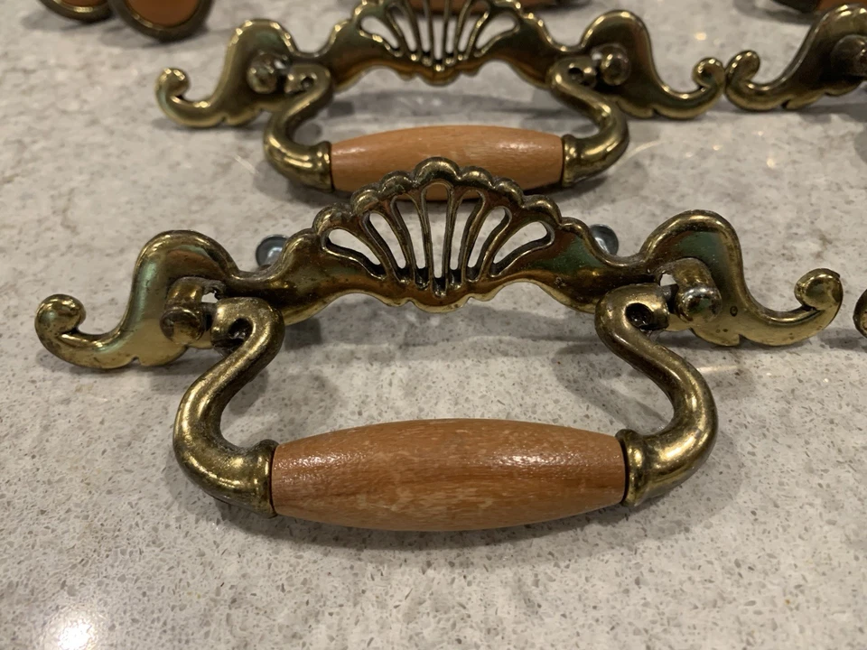 6 tiradores de cajón de herrajes de latón de colección roble FRANCÉS PROVINCIAL 2 1/2" + 3 perillas Foto 2 de 4