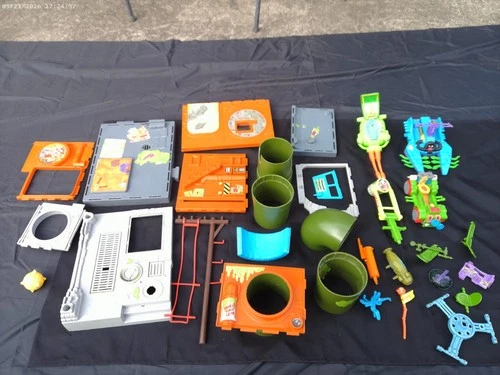 Vintage TMNT Teenage Mutant Ninja Turtles  Misc lot Sewer lair parts and  MORE!!