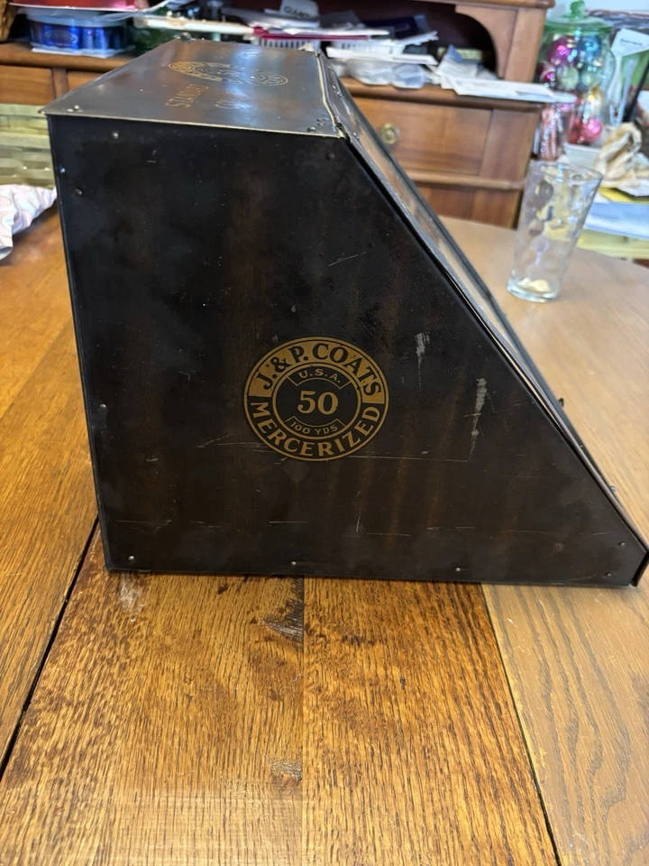 Antiguo carrete de encimera/gabinete de rosca JP Coats de metal con 70+ carretes de madera Foto 2 de 4