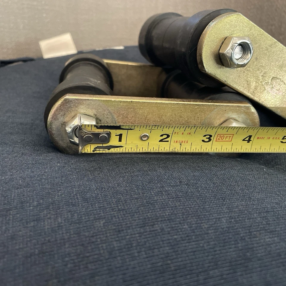 Juego de 2 grilletes y perchas de resorte de hoja de protano traseros para par Chevy Foto 4 de 4