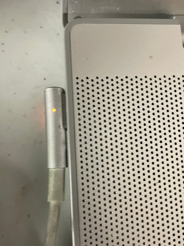 Apple MacBook Pro A1226 Intel Core 2 DuoT7700 2.4 GHz 2GB NO HDD AP#14 - Image 4 of 4