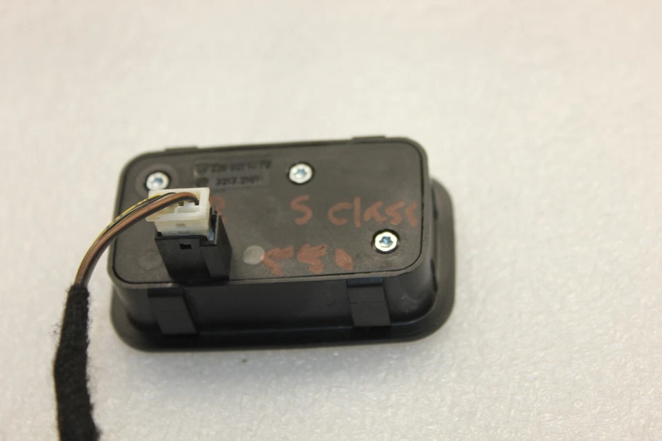 Interruptor de liberación del maletero/portón trasero Mercedes Benz W212 W218 E350 1968-2024 (G60) Foto 3 de 4