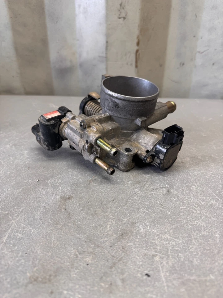 2003 - 2004 Toyota Corolla Matrix 1.8L Throttle Body Assembly / 2221022170 - Image 4 of 4