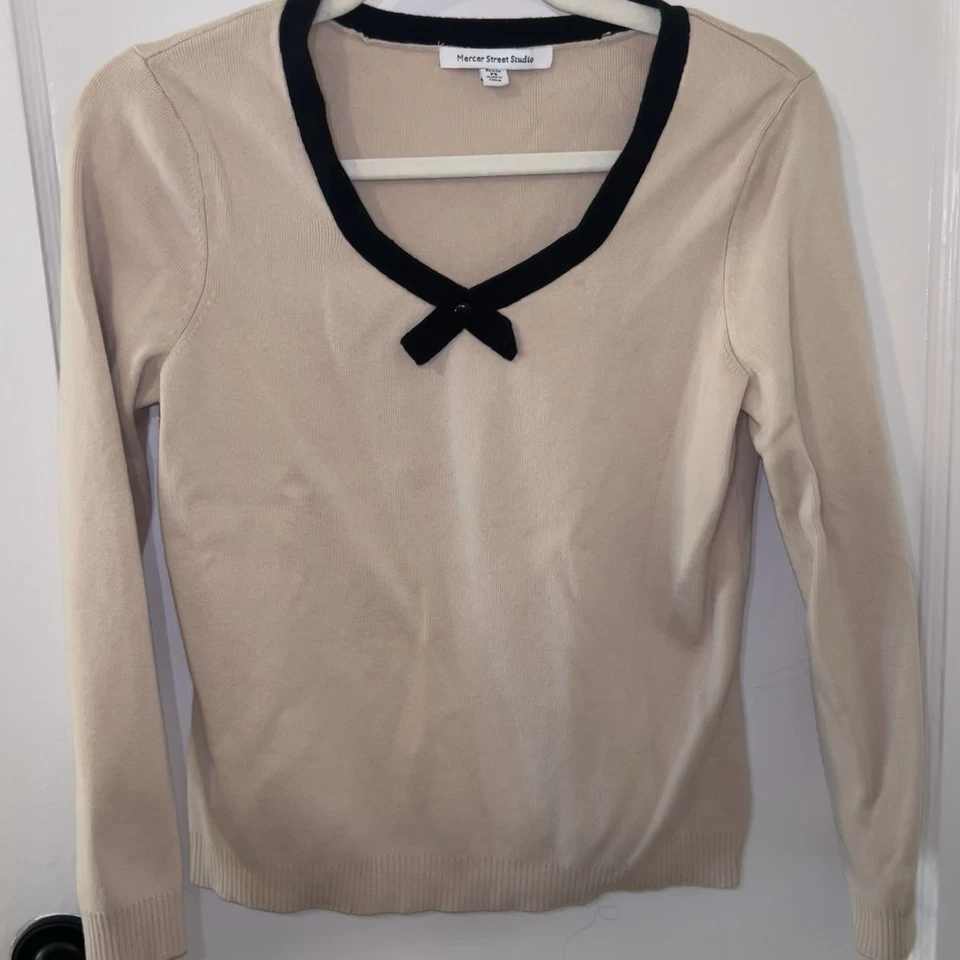 Top Mercer Street Studio Petite Pequeño Rosa Crema Manga Larga Con Borde Negro Foto 3 de 4