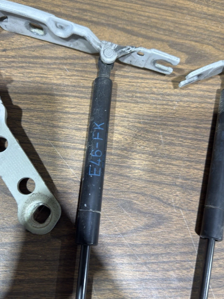 BMW 330i 2004 2 puertas capó bisagras plateado 02 03 04 usado OEM E46 cupé Foto 2 de 3