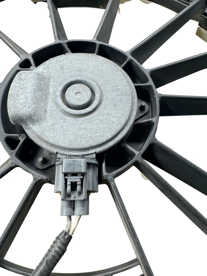 Conjunto de ventilador de refrigeración Cadillac CTS 2008-2014 con cubierta original OEM AA2220004171 Foto 3 de 4