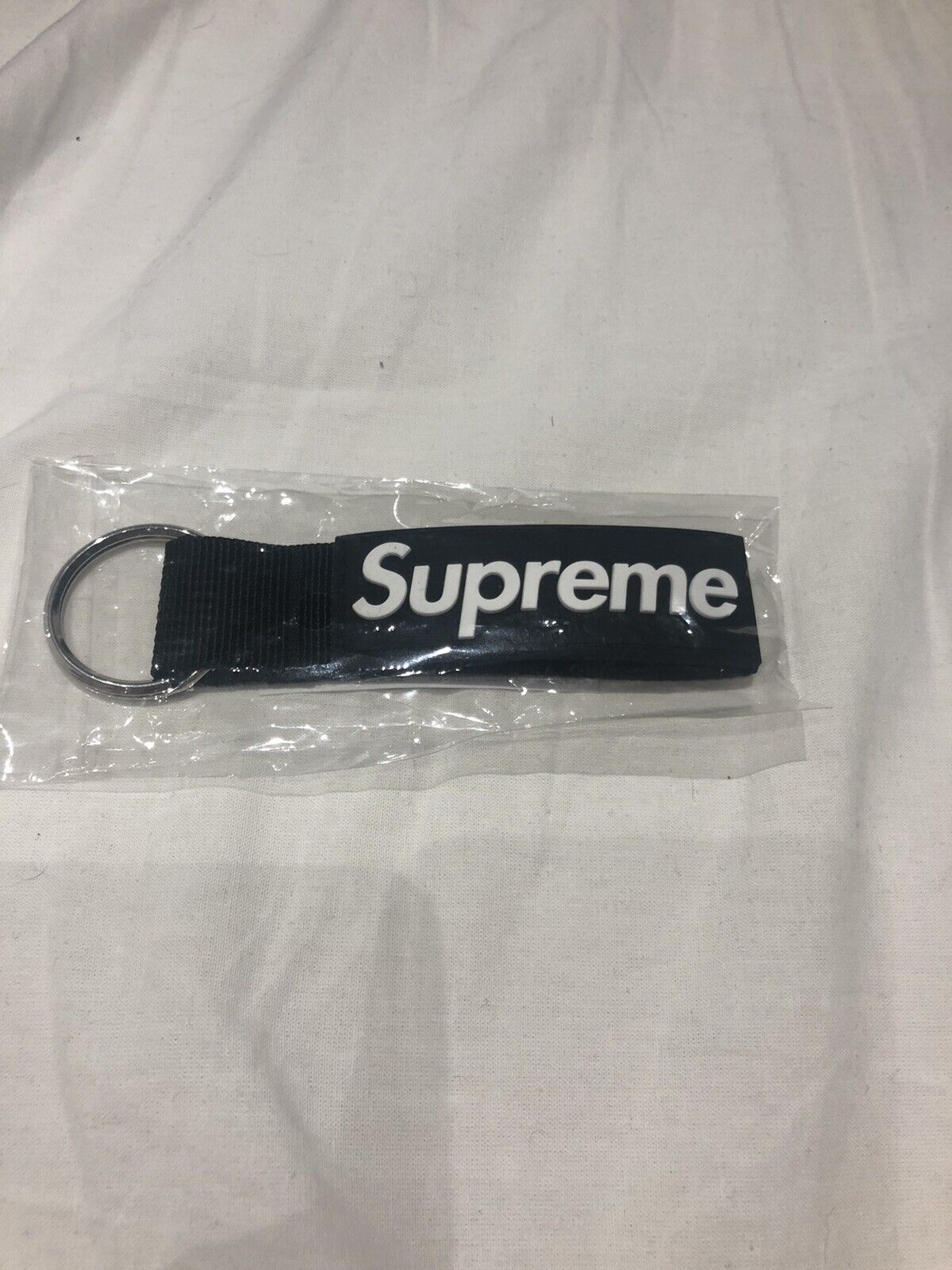 Supreme Webbing Keychain – BASEMENT_HK