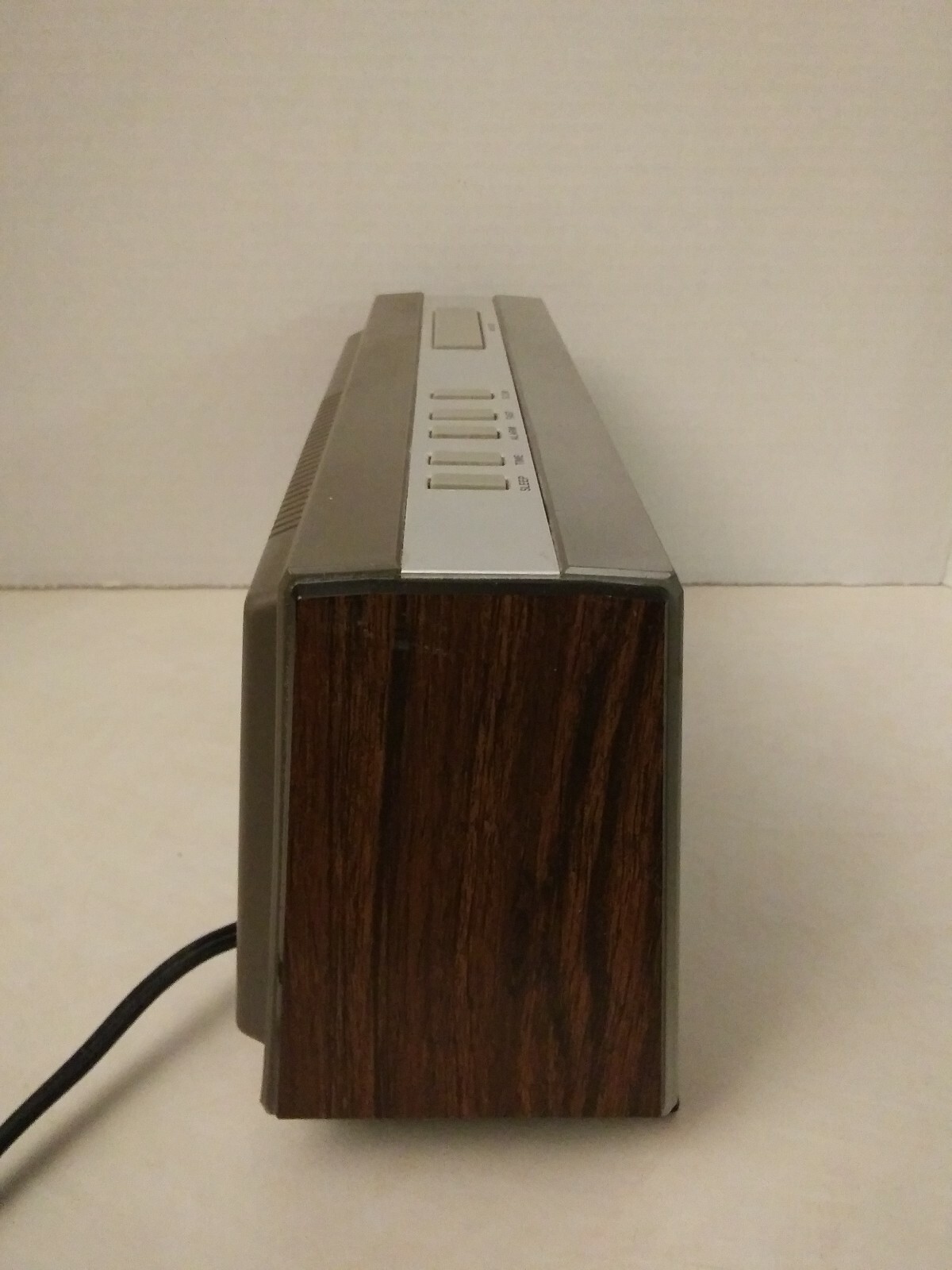 Lloyd's AM/FM Electronic Clock Radio Model No. J233 (Please Read