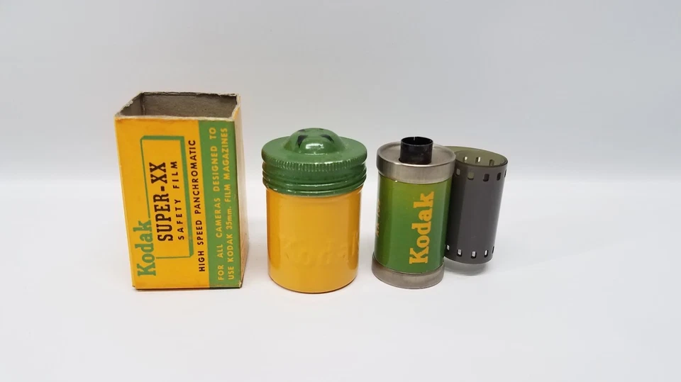 Filme Kodak Super XX 35 mm usado expirado, tampa verde vasilha, caixa vintage década de 1950 - Imagem 2 de 4