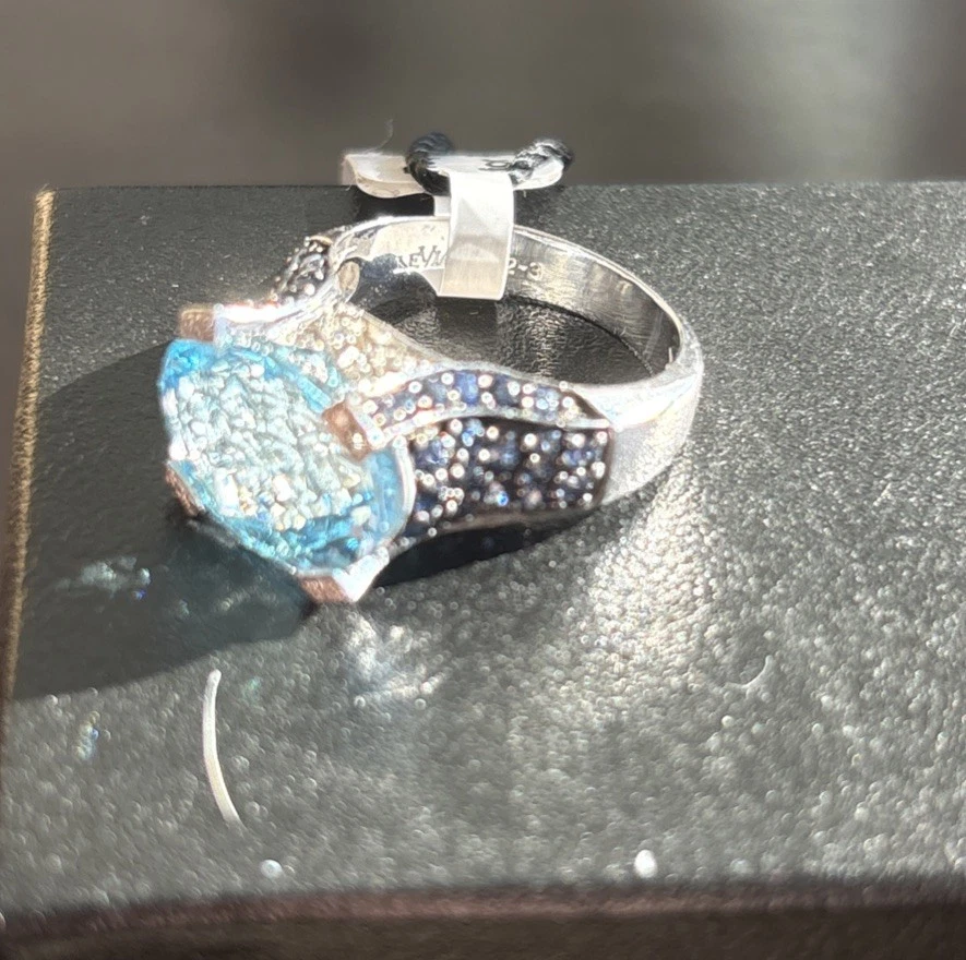 Anillo Le Vian Oro Blanco 14k Topacio Azul Con Diamantes Blancos y Negros Talla 5 Foto 3 de 4