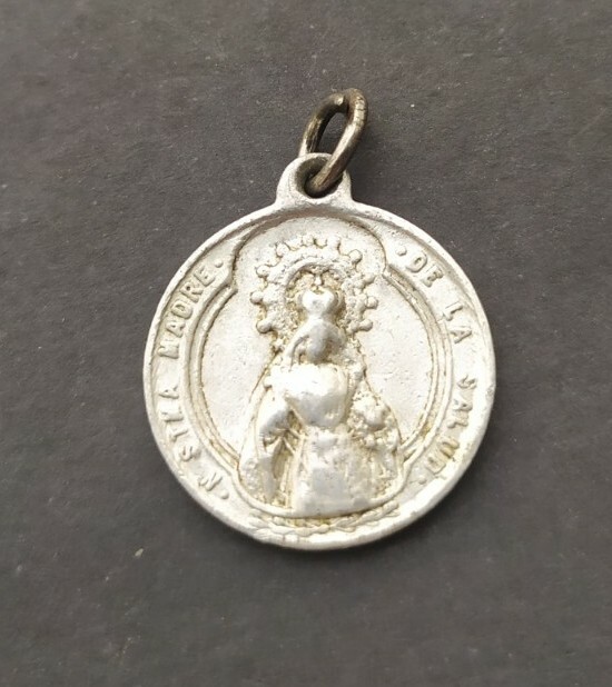 ANTIGUA MEDALLA ALUMINIO NUESTRA SANTÍSIMA MADRE DE LA SALUD 22x19mm