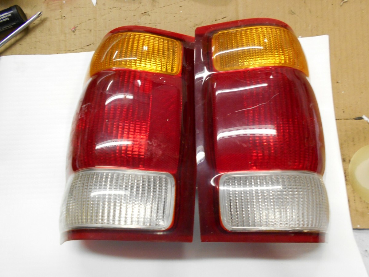 Buy 1998 Ford Ranger Driver's Side Tail Light In Tampa, Florida, US - Foto 5