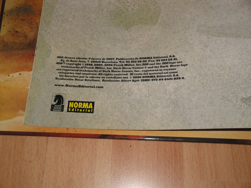 300 DE FRANK MILLER LYNN VARLEY LIBRO - COMIC A TODO COLOR EN BUEN ESTADO - Imagen 2 de 4