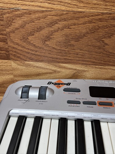 M-Audio Oxygen 8 v2 25-Key MIDI USB Keyboard Controller - Picture 6 of 7