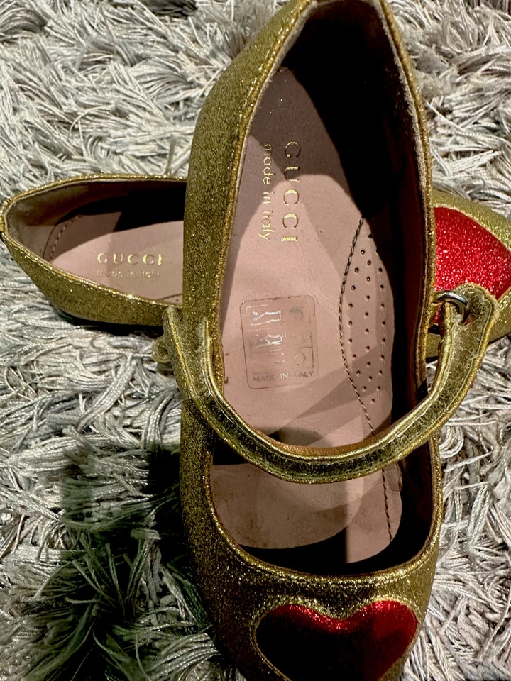 Zapatos planos de ballet Gucci para niña junior dorados brillantes con corazones talla 26 Foto 3 de 4