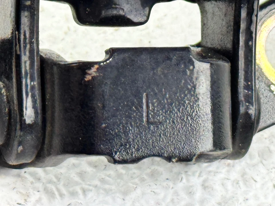 04-15 JUEGO DE 2 BISAGRAS SUPERIORES E INFERIORES PUERTA LADO CONDUCTOR TRASERA IZQUIERDA NISSAN ARMADA OEM Foto 2 de 3