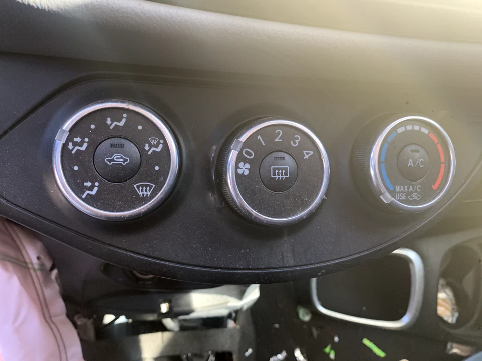 yaris 2015 a/c controller manual in working conditions  - Image 2 of 2