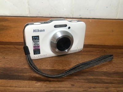 Nikon Coolpix S31 weiß kompakt und wasserdicht