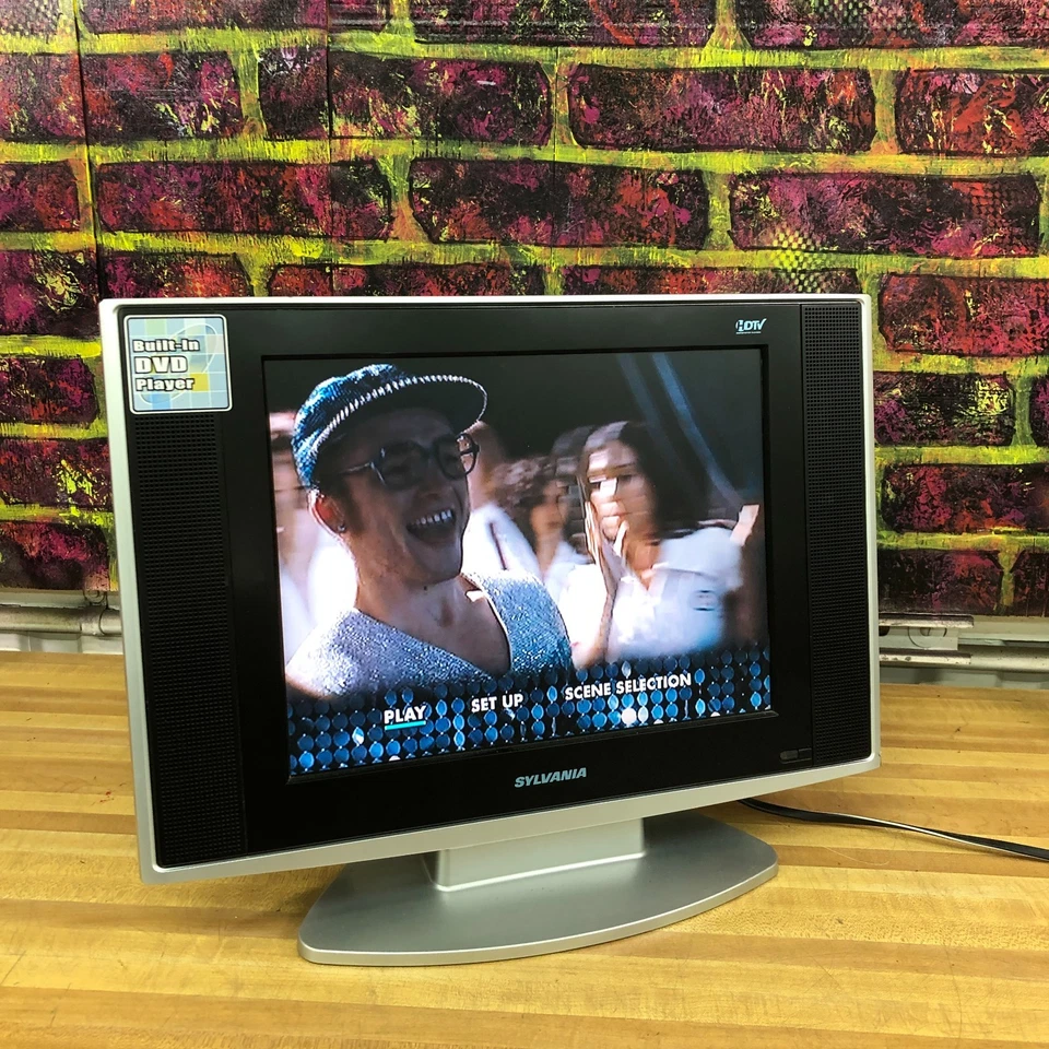 Sylvania LD155SC8 15" 720p LCD TV/DVD Player Component/S-Video for Retro Gaming - Image 2 of 4