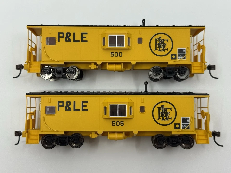 HO Walthers 932-27631 Pittsburgh & Lake Erie Bay Window Caboose (2-Pack) P&LE - Image 2 of 4