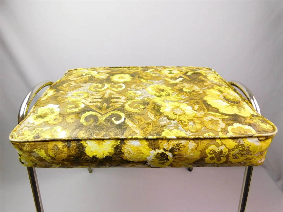 Reposapiés otomano amarillo vara dorada vinilo moderno de mediados de siglo Acme cromado de colección Foto 2 de 4