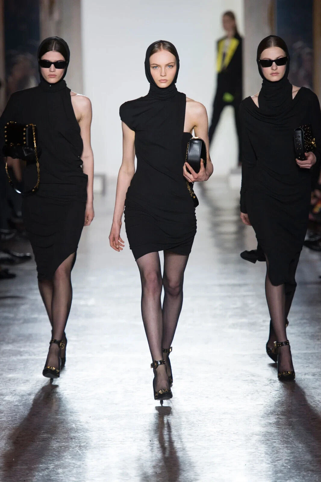 Abito Versace Primavera 2018 Pronto all'uso Nero Scollo Cappuccio con Sciarpa Testa Tg 38