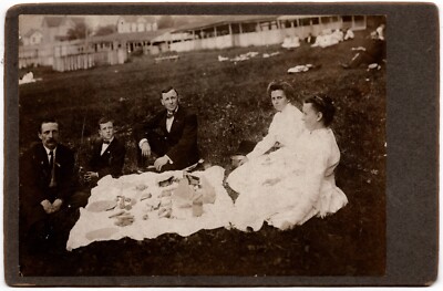 1909 CABINET CARD FAMILY OUTING HAVING A PICNIC IN THE GRASS OUTSIDE