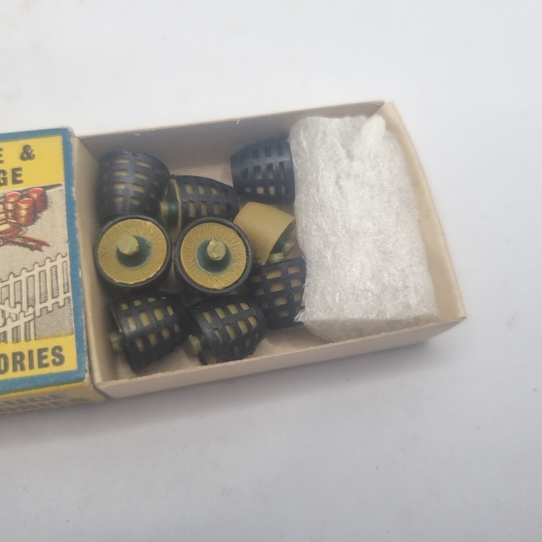 6X VINTAGE MERIT OO GAUGE STATION ACCESSORIES FIGURES & TRACKSIDE ITEMS