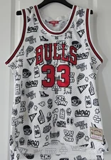 Mitchell & Ness NBA Chicago Bulls Doodle 1997 #33 Pippen Womans Jersey Large