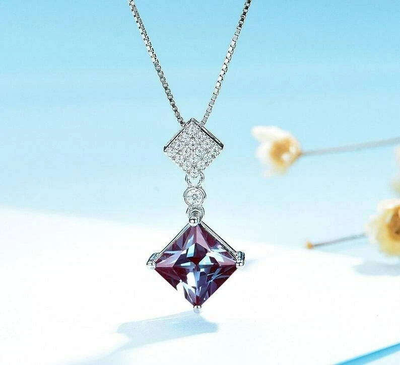 Collar de Alejandrita Corte Princesa Piedra Natal Junio Cambio de Color Colgante de Plata Foto 2 de 4