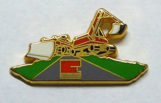 Pin's Arthus Bertrand travaux Publics grue bulldozer 19
