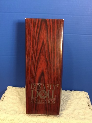 Muñeca Dinastía QVC Colección Abril Ojos Azules Morena Rizada 11.5" Muñeca - Imagen 7 de 11