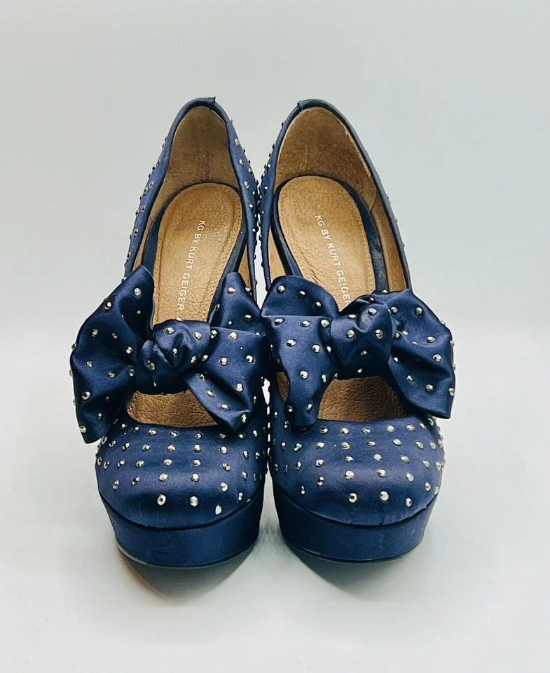 Bomba de plataforma KG Kurt Geiger azul marino con tachuelas con arco extraíble de 5”/2” EU37, US7, UK4-5 Foto 4 de 4