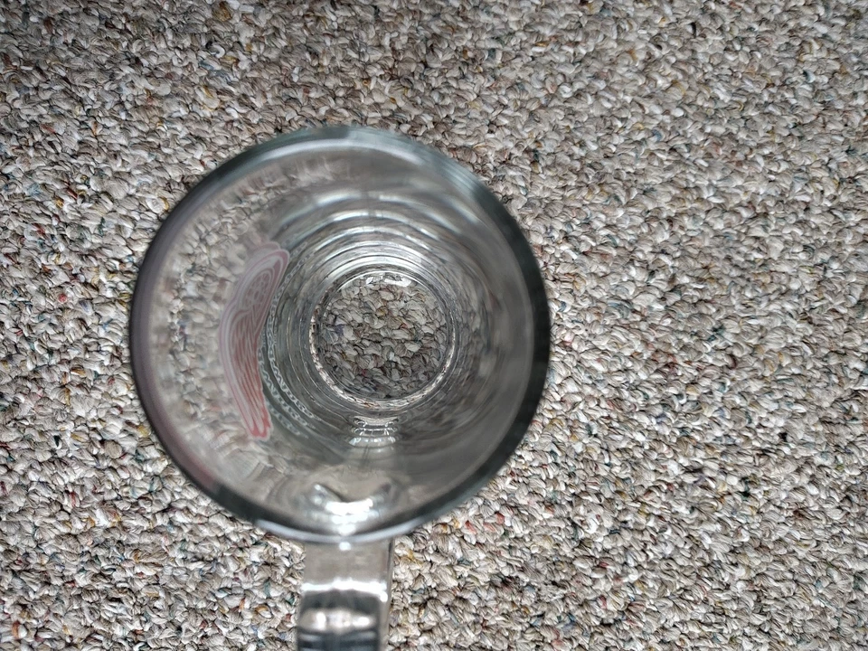 Taza de cerveza Red Wings de vidrio pinta Foto 2 de 3