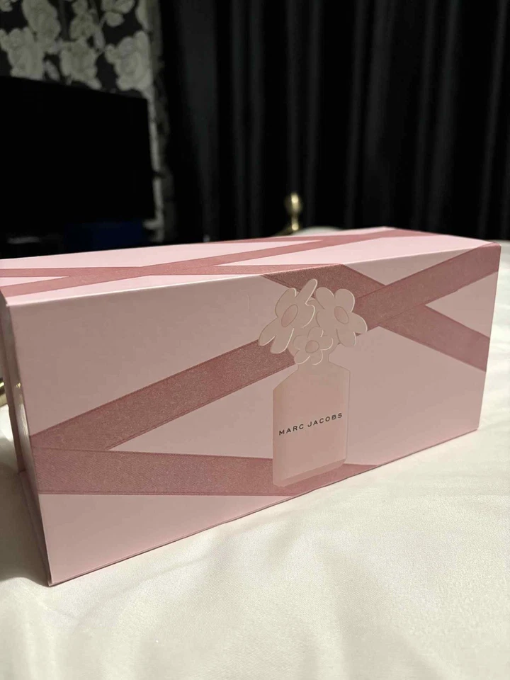 Marc Jacobs Gift Set - Image 2 of 4