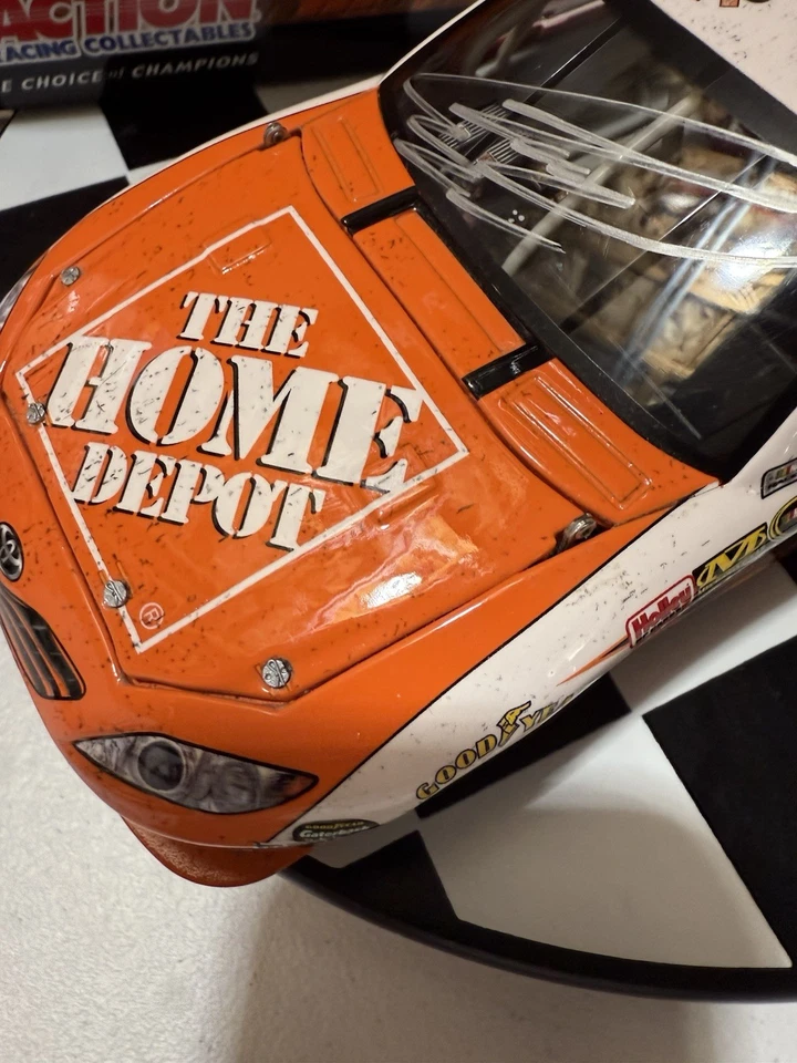 Joey Logano #20 Home Depot New Hampshire Win 2009 1/24 Diecast doble autografiado Foto 3 de 4