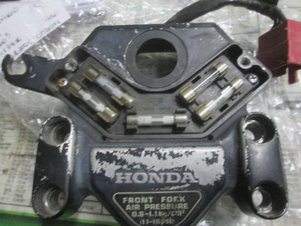 OEM HONDA 1980 CB900C / CB750C SOPORTE 53131-461-000 CAJA DE FUSIBLES 38200-461-005 Foto 4 de 4