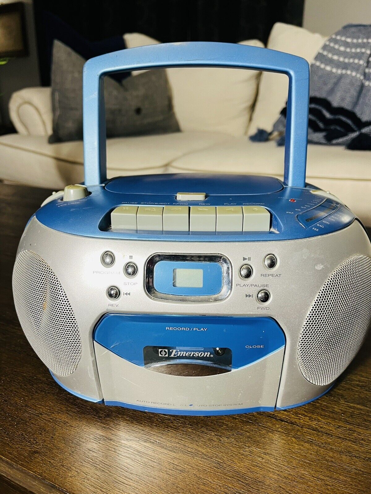 Emerson EPB-3003 Boombox portátil de CD/casete con radio AM/FM, color blanco