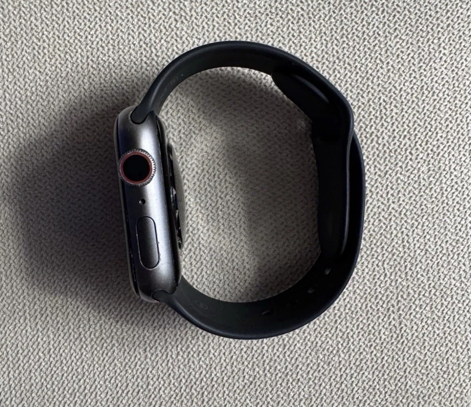 Apple Watch Series 4 44mm Cassa Allumina Grigia Siderale, Cinturino Sport Nero, - Immagine 4 di 4