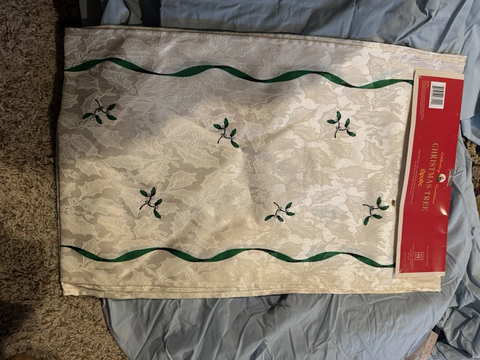 Spode Christmas Tree 14x90 table runner new in original package - Image 4 of 4