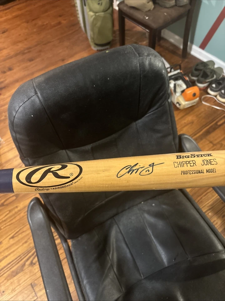 Chipper Jones Autographed Rawlings Big Stick Prof Model Baseball Bat Rare Item - Image 2 of 3