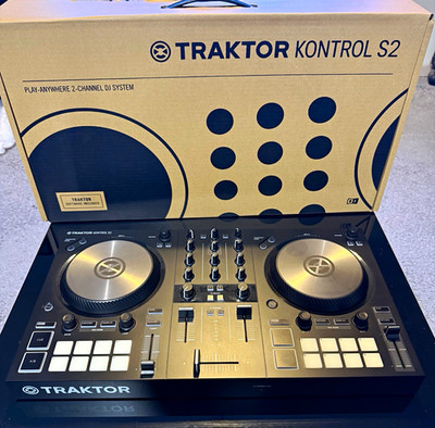 Native Instruments TRAKTOR KONTROL S2 2-Deck/2-Kanal m. Tasche u. Ständer