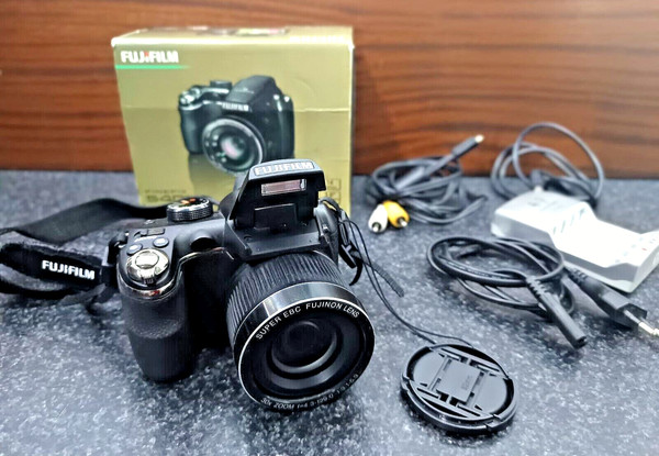 FUJIFILM FINEPIX S4000 with its accessories.