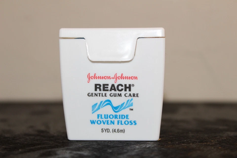 Hilo de hilo tejido de fluoruro suave para el cuidado de las encías Johnson & Johnson Reach - 5 yardas - TAMAÑO DE MUESTRA Foto 2 de 4