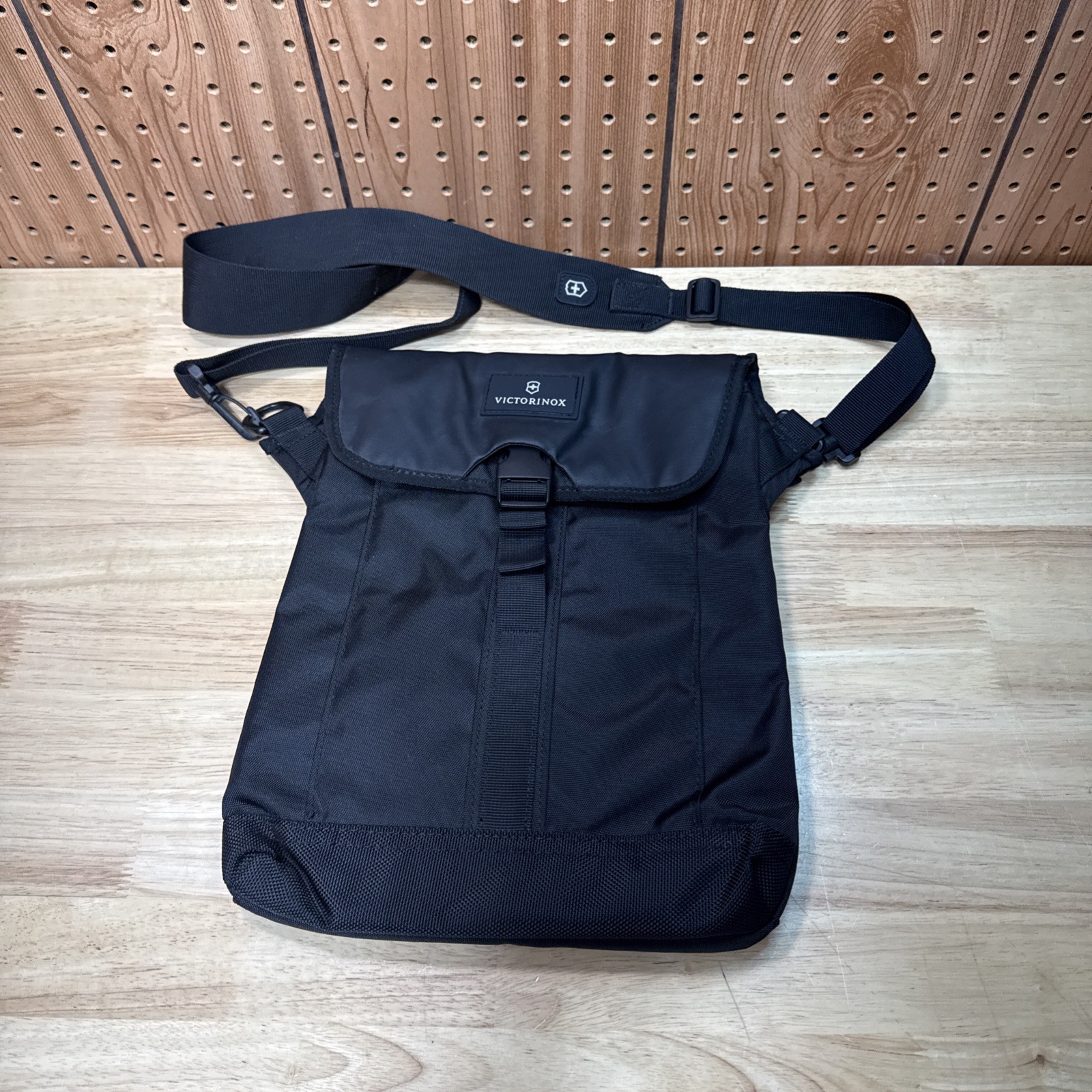 Victorinox Swiss Army Black Crossbody Laptop Tablet Bag Sach