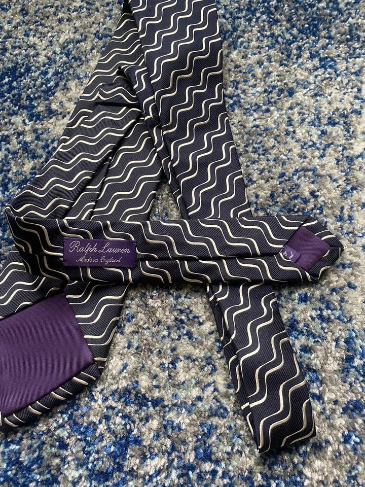 Corbata Ralph Lauren Etiqueta Púrpura Azul Marino Blanco Onda Sesgada Rayas Seda Inglaterra Foto 4 de 4