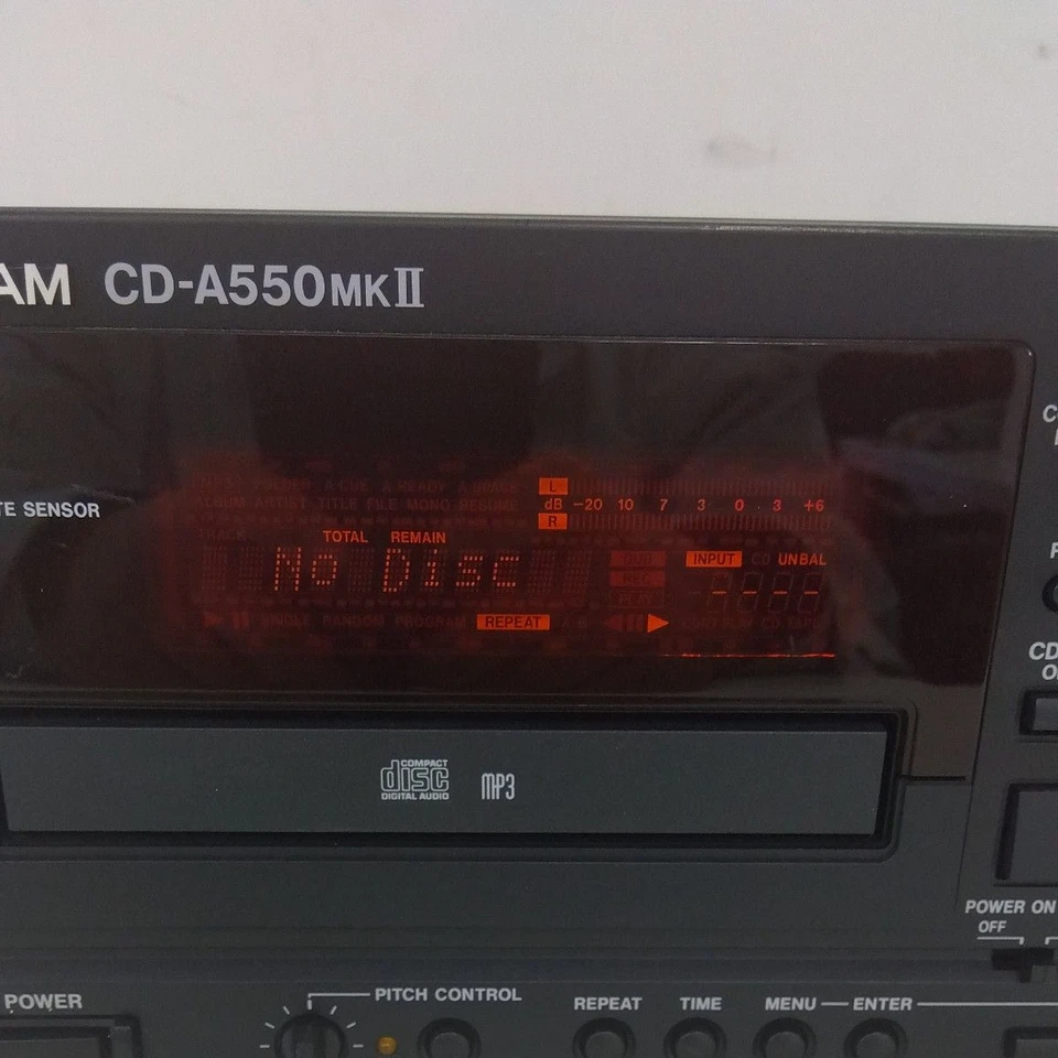 Combo de cubierta de casete de CD profesional TASCAM CD-A550MKII reparado probado Foto 3 de 4